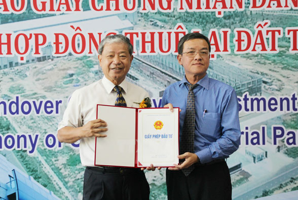 Chủ tịch UBND tỉnh Đinh Quốc Thái trao giấy chứng nhận đầu tư cho ông Ying Ming Yang – Chủ tịch Tập đoàn Kenda
