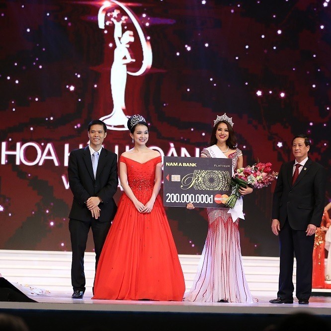 Ông Phan Đình Tân – Chủ tịch HĐQT Nam A Bank (ngoài cùng bên phải) trao giải cho Tân HHHV Việt Nam 2015 Phạm Thị Hương với giải thưởng là Thẻ Nam Á MasterCard Platinum trị giá 200.000.000 triệu đồng.
