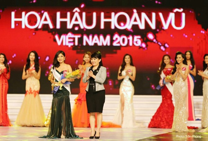 Bà Lương Thị Cẩm Tú – Tổng giám đốc Nam A Bank trao giải phụ “Người đẹp thân thiện” cho thí sinh Trần Hằng Nga.
