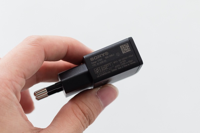 Củ sạc có mã EP800 với kiểu dáng nhỏ gọn.