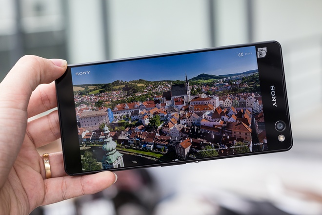 Có màn hình Full HD lên tới 6 inch, nhưng Sony đã làm giảm kích thước Xperia C5 đi rất nhiều nhờ phần đường viền mỏng chỉ 0,85 mm ở hai bên.