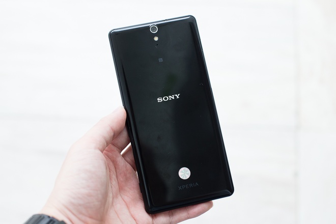 So với mặt trước, mặt sau của Xperia C5 Ultra lại đơn giản, xấu hơn. Mặt lưng ở bản màu đen làm từ nhựa bóng dễ bám mồ hôi và vân tay, cũng như dính các vết xước nhỏ.