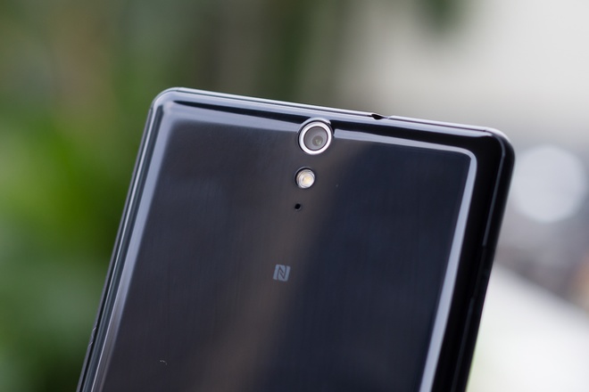 Camera 13 megapixel nằm ở trung tâm và bên dưới là đèn flash LED đơn, giống như ở camera trước.