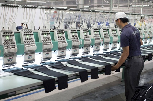 Công nhân trong một nhà máy may ở Bình Dương. Ảnh: Bloomberg