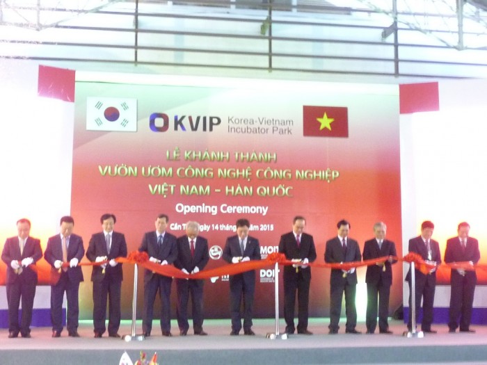 Cắt băng khánh thành