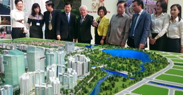 Bộ trưởng Bộ Xây dựng Trịnh Đình Dũng và Chủ tịch UBND TP.HCM Lê Hoàng Quân tham quan mô hình khu đô thị mới. Ảnh: Ngôn Dân.