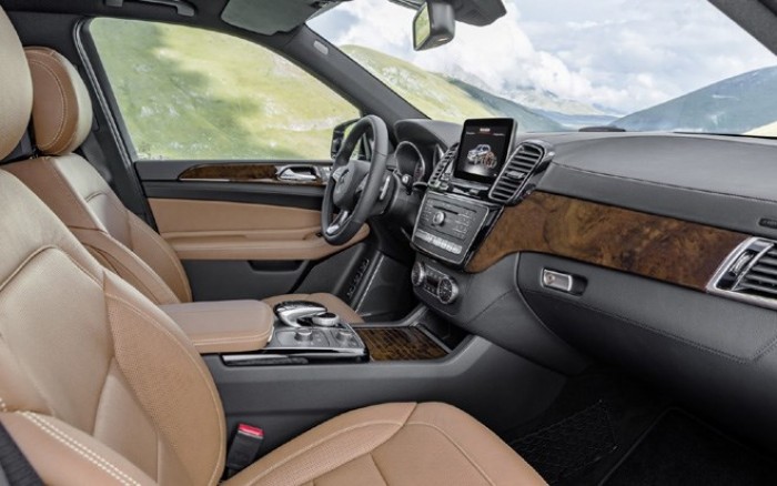 Khoang nội thất của Mercedes GLS 2017 có touchpad mới và vô-lăng 3 chấu cải tiến bọc da Nappa.