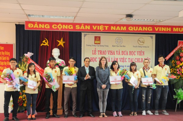 Ông Phạm Ngọc Thanh - PGĐ Sở GD&ĐT TPHCM và Bà Charlotte Brand đại diện Tổng lãnh sự quán Đức trao Visa cho học viên sang Đức làm việc.
