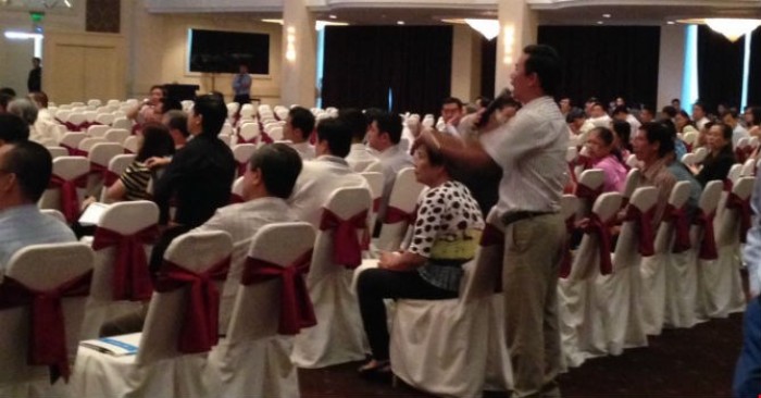 Cổ đông bức xúc chỉ tay, mắng nhiếc lãnh đạo Eximbank