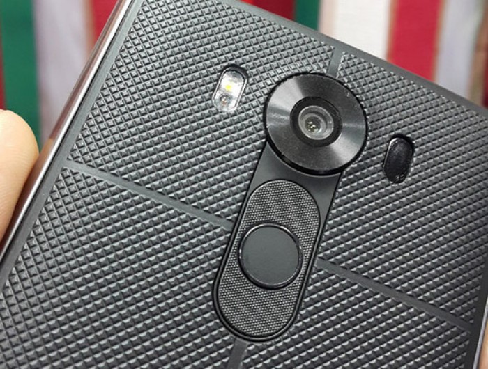 Máy trang bị cảm biến quét vân tay cùng cụm camera phía sau với khả năng lấy nét nhanh bằng laser.