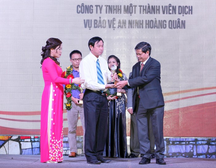 Ông Trần Văn Liêu - Giám đốc Công ty Bảo vệ An Ninh Hoàng Quân nhận Biểu trưng Bản lĩnh Doanh nhân Việt 2016