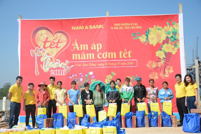 Đoàn tình nguyện lên tặng quà cho bà con buôn Soven, phường B’Lao, Tp.Bảo Lộc, Lâm Đồng