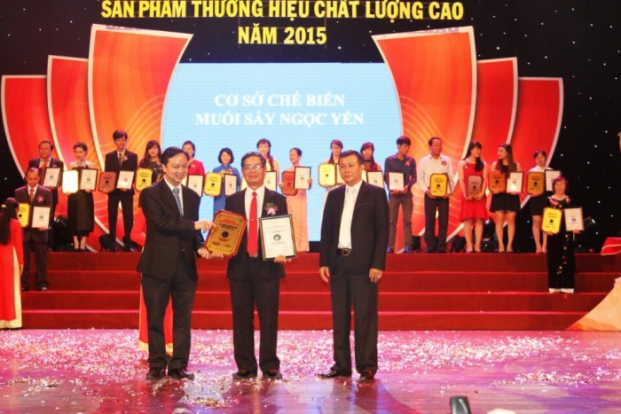 Ông Huỳnh Văn Bé nhận giải thưởng thương hiệu chất lượng cao