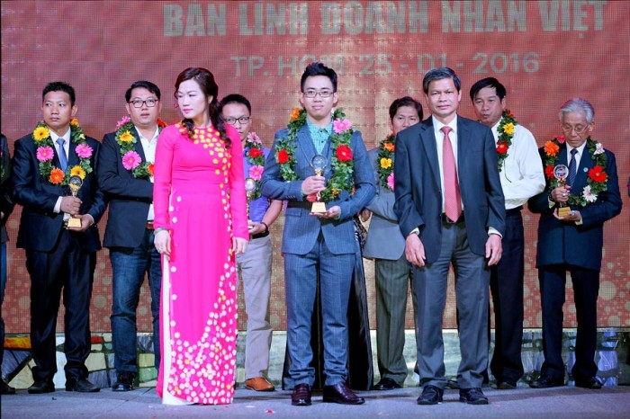 Nhiếp ảnh trẻ Lê Hoàng nhận biểu trưng "Bản lĩnh Doanh nhân Việt 2016"