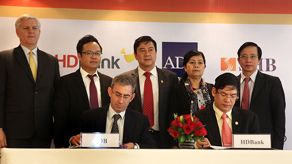 Đại diện ADB và HDBank ký kết hợp tác