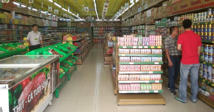 Cửa hàng rộng, hàng dày đặc nhưng chưa phong phú và đặc biệt là… vắng khách. Ảnh: Minh Phúc.