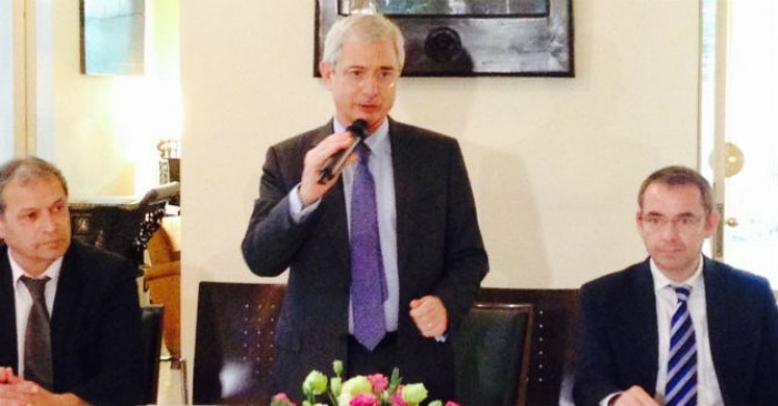 Chủ tịch Quốc hội Pháp, ông Claude Bartolone (giữa)