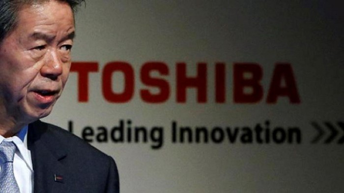Logo Toshiba và cựu Chủ tịch Hisao Tanaka