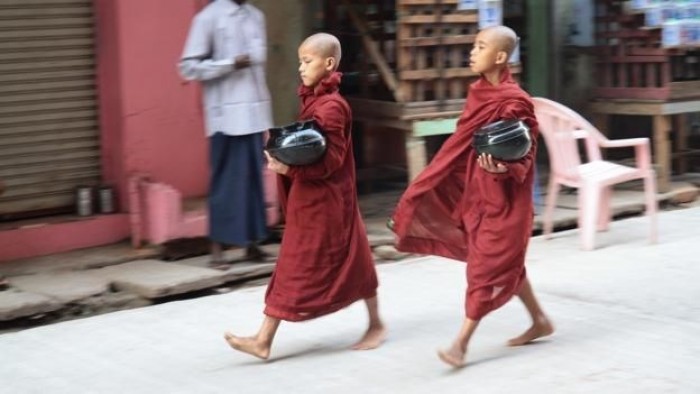 Chú tiểu hành khất trên đường phố Yangon (Ảnh: Stefan Munder /Flickr/CC BY 2.0)