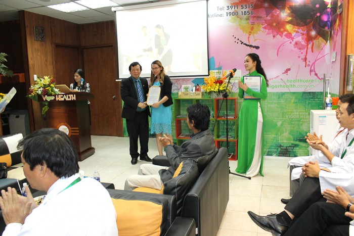 GS. TS Nguyễn Trường Sơn-Viện trưởng Viện YHB Việt Nam trao quyết định thành lập Phòng khám & Quản lý sức khỏe lao động biển phía Nam cho Bà Phạm Hoàng Dung - Giám đốc Phòng Khám Vigor Health