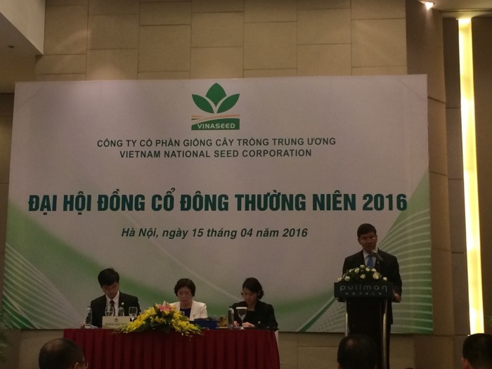 Ông Đỗ Bá Vọng trình bày báo cáo kết quả kinh doanh 2015 tại ĐH