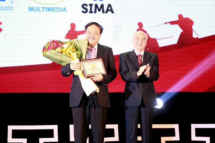 Ông Phan Nguyễn Như Khuê, Giám đốc Sở VH&TT TPHCM tặng kỷ niệm chương cho Ts.Trần Quí Thanh - Tổng Giám đốc Tập đoàn Number 1 – Tân Hiệp Phát.