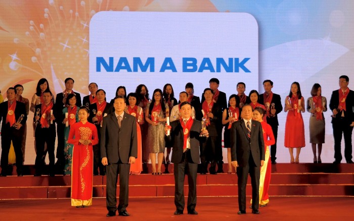 Đại diện Nam A Bank vinh dự nhận giải thưởng từ Ban Tổ chức