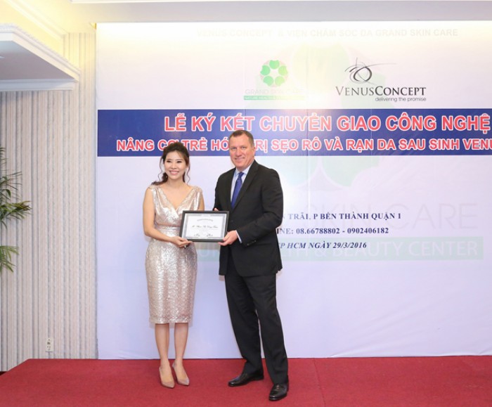 Bà Đông Xuân - GD Spa Grand Skin Care nhận giấy chứng nhận chuyển giao công nghệ từ chuyên gia Mithch Deshon – Giám đốc khu vực Châu Á Thái Bình Dương
