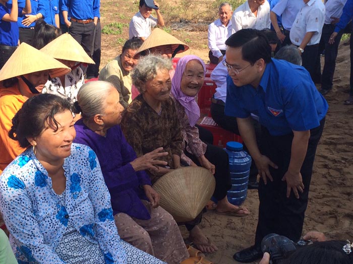 Bí thư Trung ương Đoàn Nguyễn Anh Tuấn thăm hỏi bà con nhân dân Xã An Nghĩa (Huyện Ba Tri, Bến Tre) vùng bị hạn mặn.