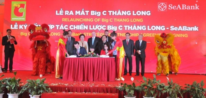Bà Lê Thu Thuỷ – Phó Chủ tịch Thường trực HĐQT SeABank và ông Guillaume Seneclauze – Chủ tịch kiêm Tổng Giám đốc Hệ thống siêu thị Big C ký kết thỏa thuận hợp tác chiến lược.