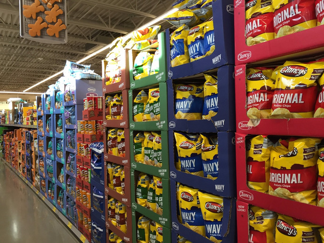 Tại Aldi, hàng hóa được giữ nguyên trong hộp và xếp chồng lên nhau.