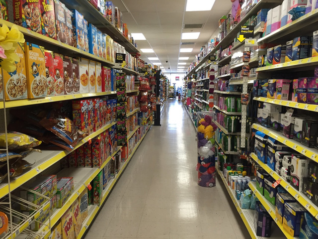 Cửa hàng Dollar General có lối đi khá nhỏ và hệ thống giá kệ kim lọa cơ bản.