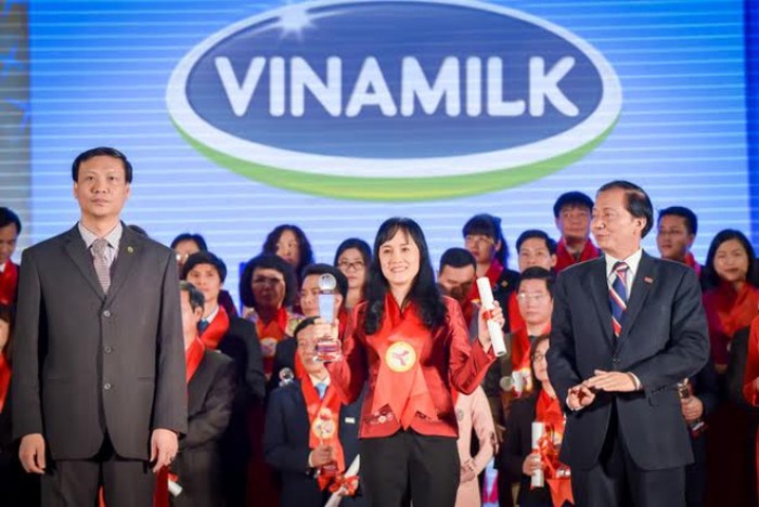 Bà Nguyễn Minh Tâm, Giám đốc Chi nhánh Vinamilk tại Hà Nội đại diện công ty nhận giải thưởng Thương hiệu mạnh Việt Nam