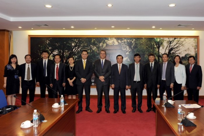 Bộ trưởng Đinh Tiến Dũng và Tổng giám đốc Roberto Azevêdo cùng các thành viên