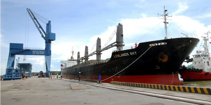 Tàu Lowlands Sky, có tải trọng 32.279DWT, chở 21.000 tấn than đá cập cảng Gò Dầu ngày 19.5