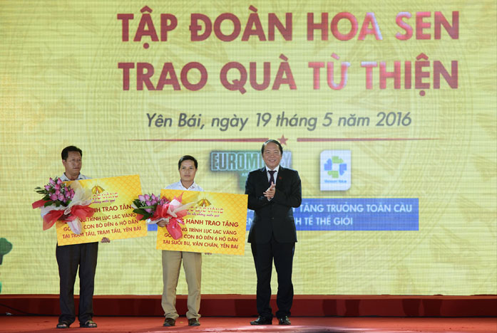 Ông Trần Ngọc Chu và ông Mai Quốc Chính trao tặng 2 số Lục lạc Vàng với 24 con bò cho các hộ nghèo tỉnh Yên Bái