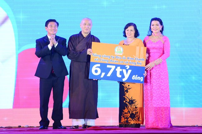 Ông Nguyễn Thuận - Chủ tịch Hội đồng quản trị Công ty cổ phần Địa ốc Kim Oanh, và bà Đặng Thị Kim Oanh, Tổng giám đốc Công ty cổ phần Địa ốc Kim Oanh trao bảng biểu trưng số tiền 6,7 tỉ đồng cho đại diện Hội đồng quản lý Quỹ từ thiện Kim Oanh.