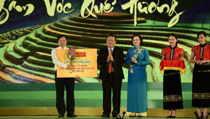 Tại chương trình nghệ thuật, Tập đoàn Hoa Sen trao tặng 5 tỷ đồng cho công tác an sinh xã hội tỉnh Yên Bái