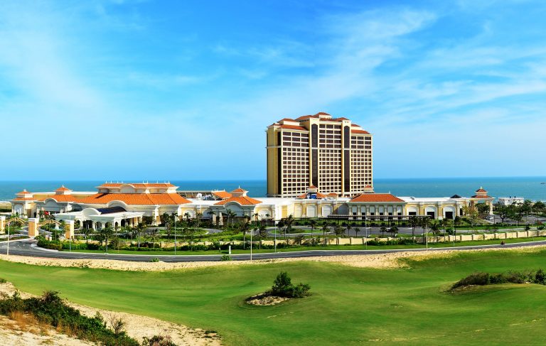 Khu nghỉ dưỡng và casino The Grand Hồ Tràm nhìn từ sân gôn The Bluffs