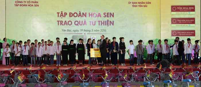 Ông Trần Ngọc Chu – Phó Chủ tịch Hội đồng Quản trị - Tổng Giám đốc Tập đoàn Hoa Sen trao tặng 50 xe đạp cho học sinh nghèo vượt khó tỉnh Yên bái