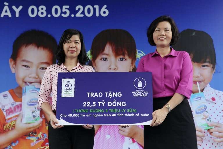 Năm 2016, nhân dịp kỷ niệm chặng đường 40 năm xây dựng và phát triển, Vinamilk và Quỹ sữa Vươn cao Việt Nam sẽ dành tặng một lượng sữa trị giá 22,5 tỉ đồng trao tặng cho 40.000 trẻ em nghèo tại 40 tỉnh thành khó khăn trên cả nước