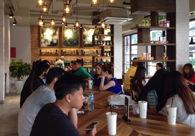 Cửa hàng Phúc Long ở Lăng Cha Cả, sáng thứ hai, 27/6/2016. Ảnh: Thế Trần
