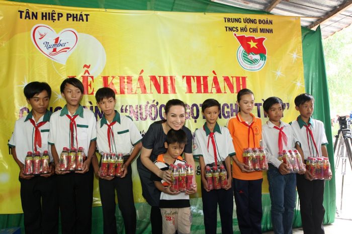 Ca sĩ Phi Nhung_Đại sứ chương trình Nước ngọt nghĩa tình tặng quà ngày Tết thiếu nhi tại Kiên Giang