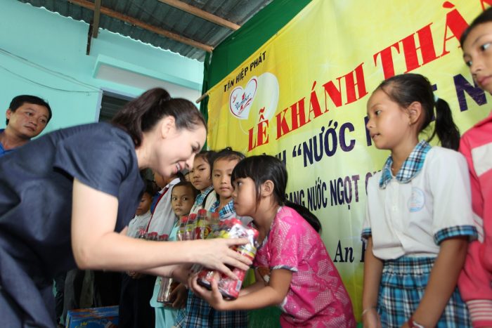 Ca sĩ Phi Nhung_Đại sứ chương trình Nước ngọt nghĩa tình tặng quà 1_06 cho các em thiếu nhi tại Kiên Giang