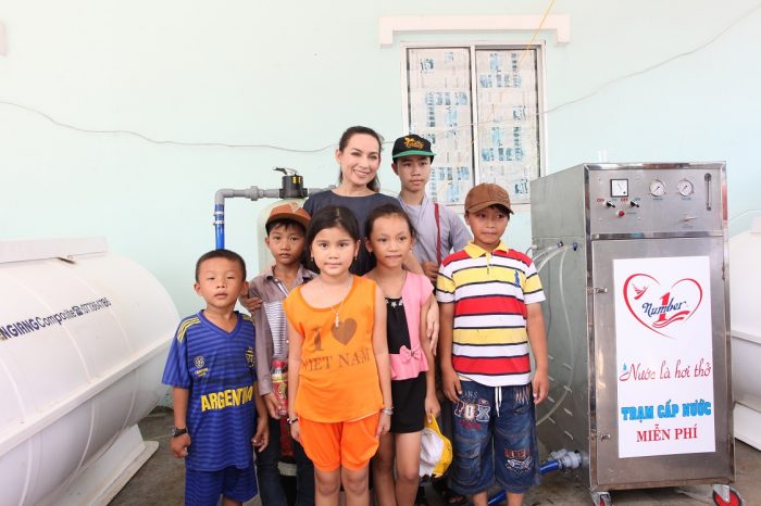 Ca sĩ Phi Nhung và các em nhỏ bên máy lọc nước do Tập đoàn Tân Hiệp Phát tài trợ tại tỉnh Kiên Giang