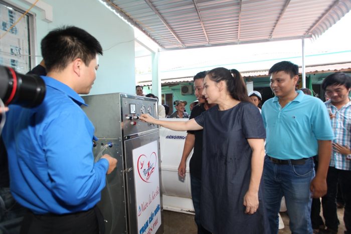 Ca sĩ Phi Nhung_Đại sứ chương trình Nước ngọt nghĩa tình vận hành khởi động máy lọc nước mặn thành nước ngọt tại Kiên Giang