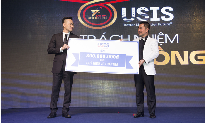 Ông Chris Lộc Đào - Chủ tịch Tập đoàn USIS trao 300 triệu đồng cho quỹ “Hiểu về trái tim”