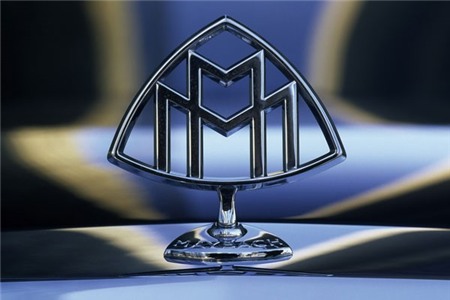 Logo Maybach với 2 chữ M lồng vào nhau trong hình tam giác.
