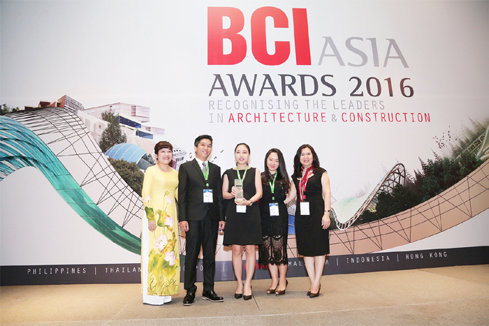 Bà Lưu Thị Thanh Mẫu (bìa trái) cùng Giám Đốc BCI Việt Nam trao các giải thưởng FuturArc Green Leadership Awards 2016