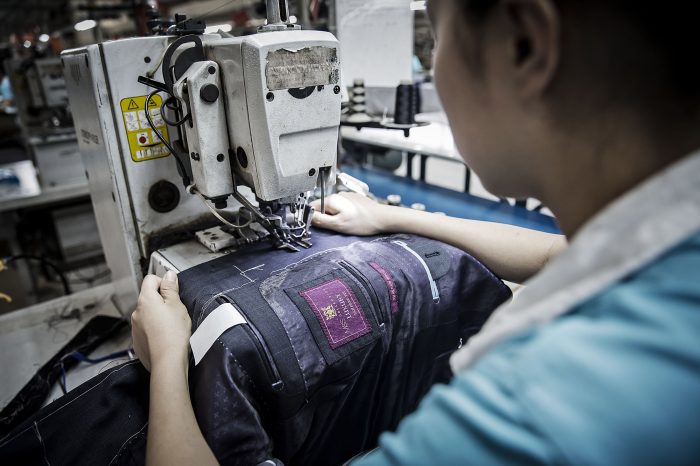 Công nhân làm việc trong nhà máy thuộc tập đoàn Ruyi. Ảnh: Qilai Shen/Bloomberg